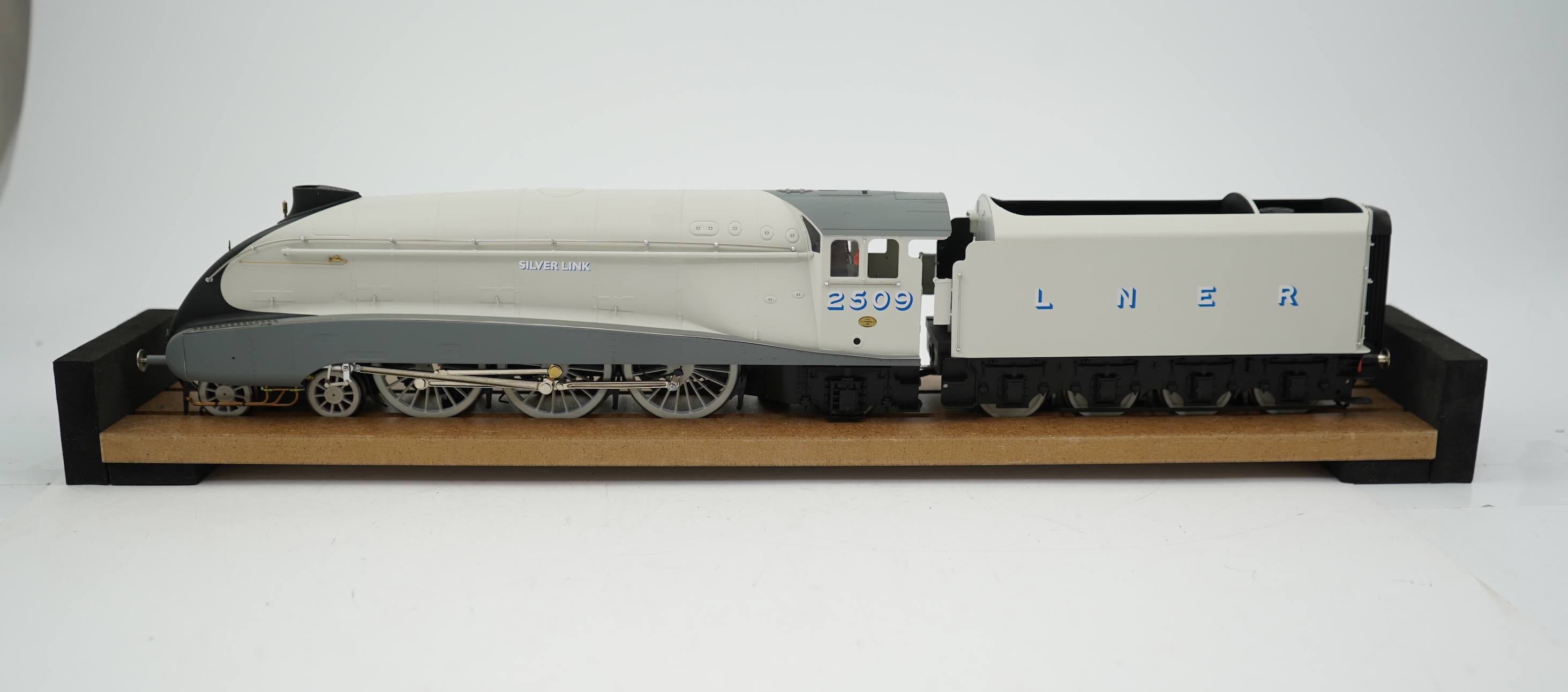 A boxed 0 Gauge Hattons Originals (H7-A4-001) model of LNER Class A4, Silver Link 2509, 4-6-2 tender locomotive, powered for two rail operation, with detailing elements and instruction manual.